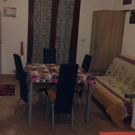 Airport-Port-Commercial Center-Quadrilo-per 8 persone &Garden di 50mq con posto auto privato chiuso-Arancio *