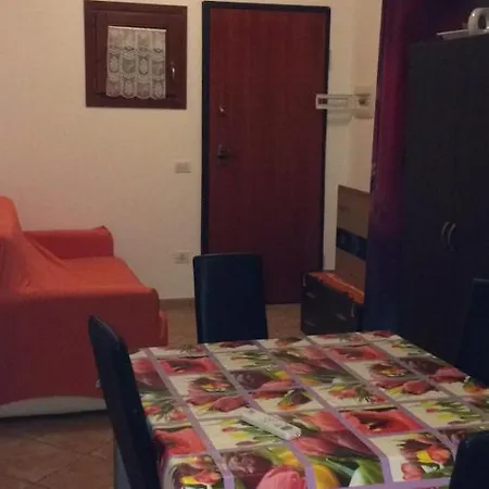 Airport-Port-Commercial Center-Quadrilo-per 8 persone &Garden di 50mq con posto auto privato chiuso-Arancio