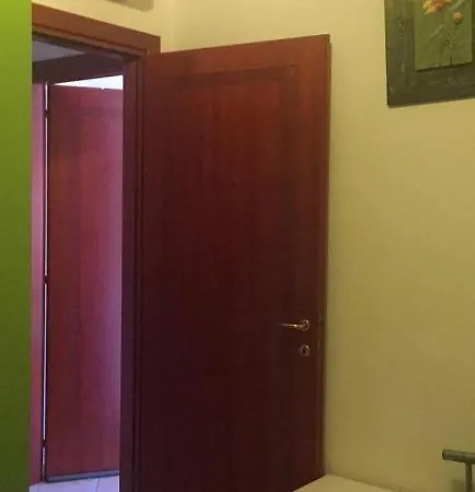 Appartamento Airport-Port-Commercial Center-Quadrilo-per 8 persone &Garden di 50mq con posto auto privato chiuso-Arancio