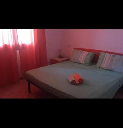 Appartamento Airport-Port-Commercial Center-Quadrilo-per 8 persone &Garden di 50mq con posto auto privato chiuso-Arancio